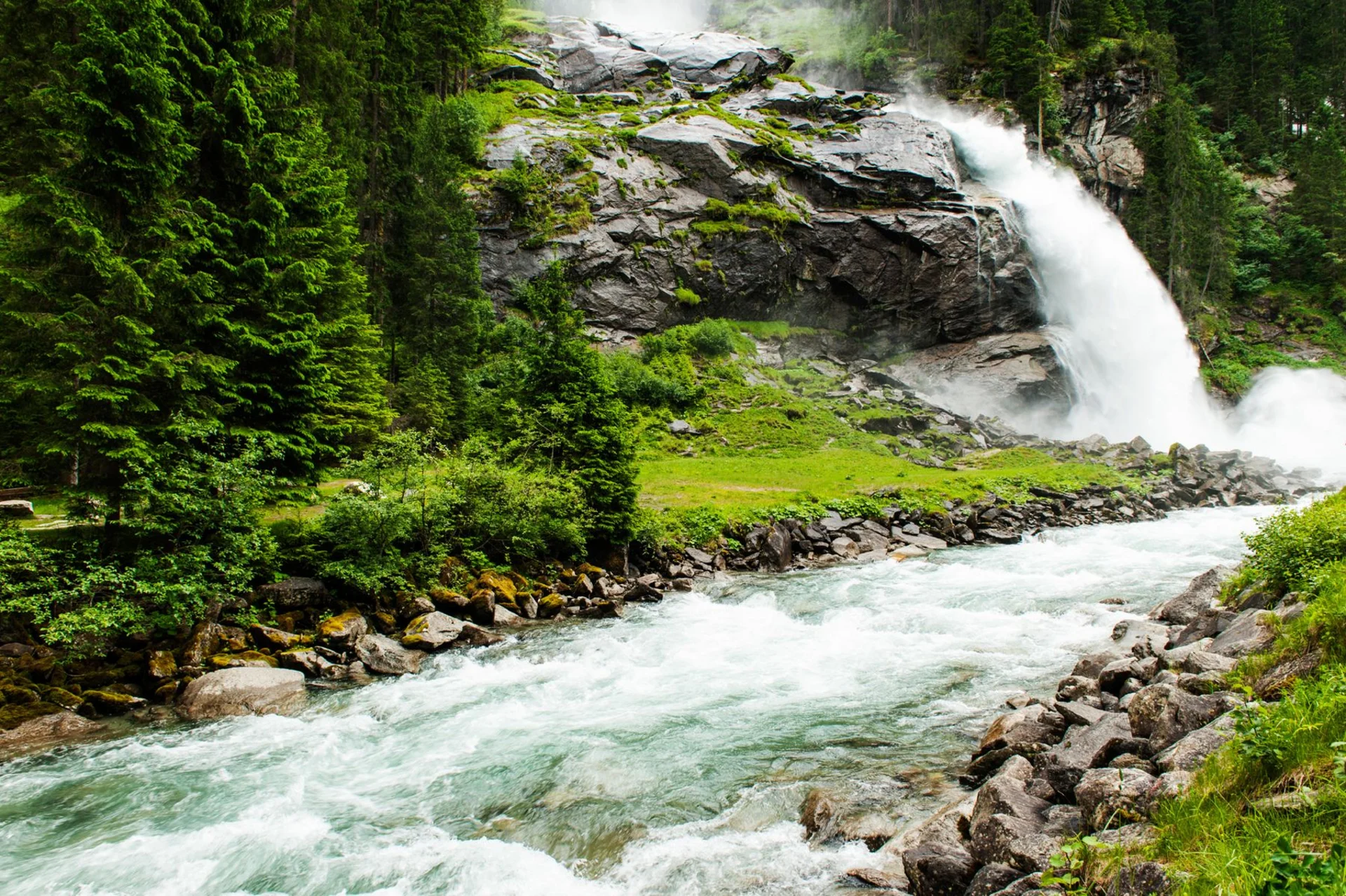 Die Krimmler Wasserfälle sind mit einer gesamten Fallhöhe von 385 m die höchsten Wasserfälle Österreichs. Sie liegen am Rand des Ortes Krimml (Salzburg), im Nationalpark Hohe Tauern nahe der Grenze zu Italien. Gebildet werden sie durch die Krimmler A